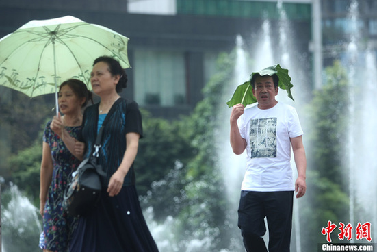 重慶氣溫最高超37℃ 街頭短褲長(zhǎng)裙“風(fēng)光好”