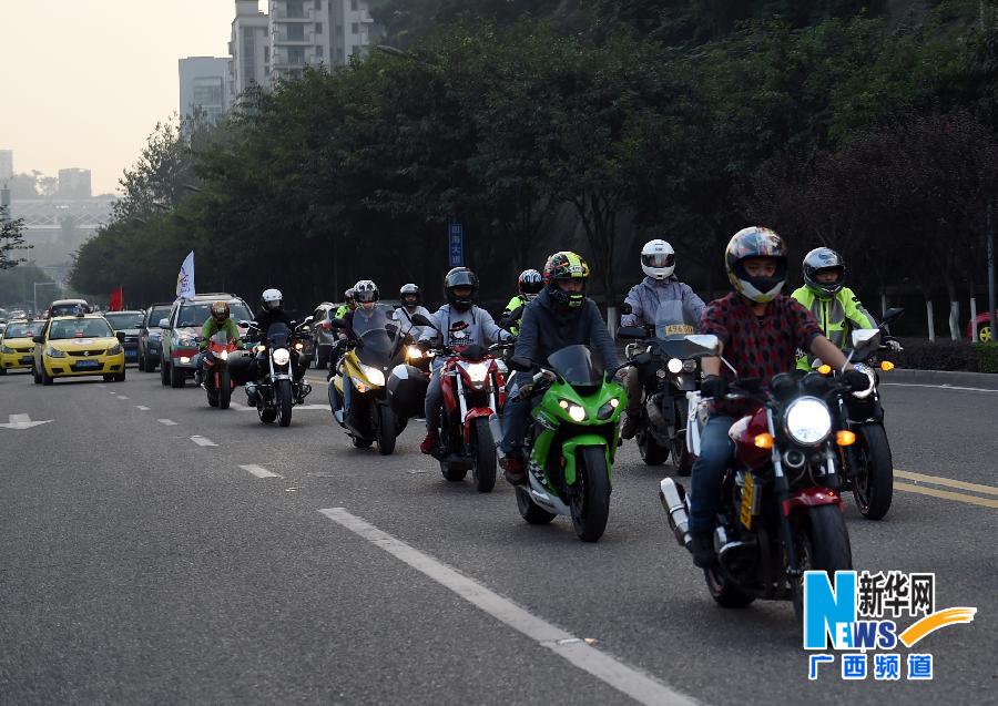 重慶車友自發(fā)組織迎接中國(guó)—東盟汽車?yán)愜囮?duì)