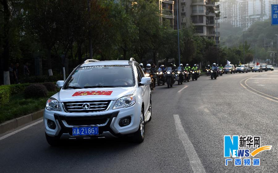 重慶車友自發(fā)組織迎接中國—東盟汽車拉力賽車隊