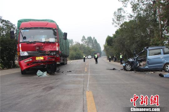 廣西微型車撞貨車 司機(jī)和副駕座兒童死亡