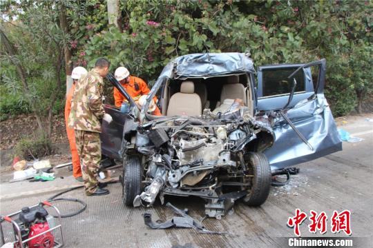 廣西微型車撞貨車 司機(jī)和副駕座兒童死亡