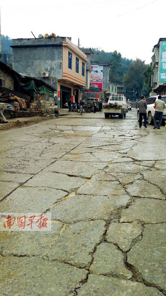 村民抱怨重型貨車(chē)壓爛路面震壞房屋 攔車(chē)索錢(qián)賠償