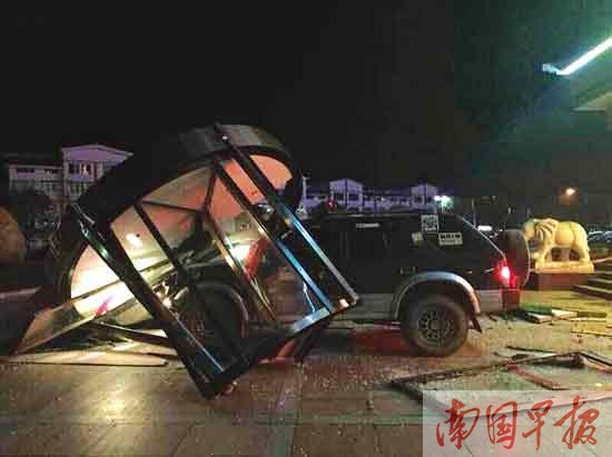 醉酒男駕車沖進(jìn)酒店大堂兜了個(gè)圈 頂著門框沖出去