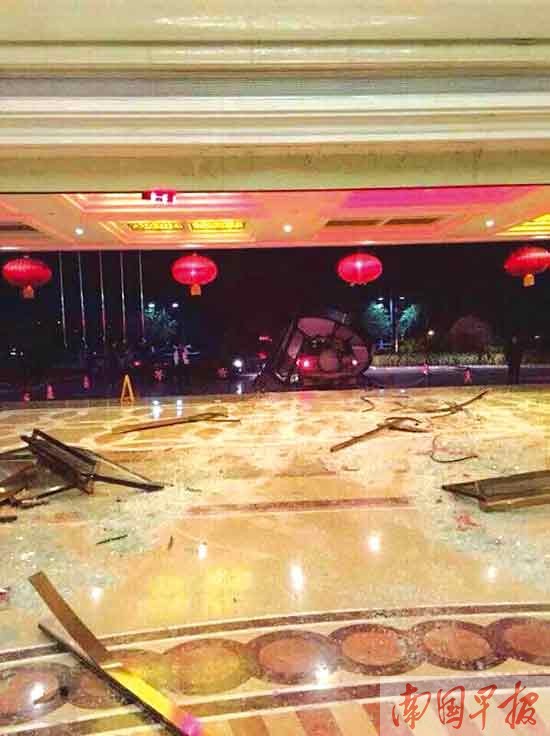 醉酒男駕車沖進(jìn)酒店大堂兜了個(gè)圈 頂著門框沖出去