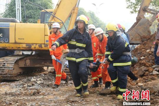 廣西來賓一工地突發(fā)坍塌 兩名被埋工人獲救