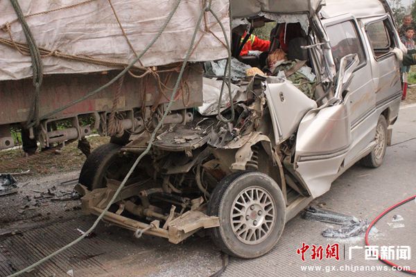 廣西融安兩車追尾司機(jī)當(dāng)場(chǎng)死亡