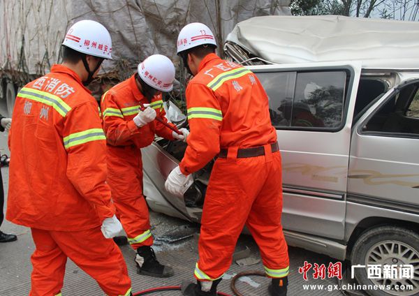 廣西融安兩車追尾司機(jī)當(dāng)場(chǎng)死亡