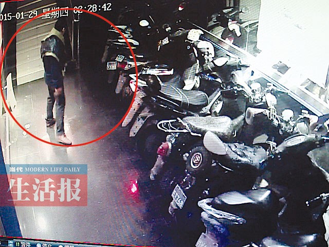 偷車(chē)賊喝得爛醉竟還踉踉蹌蹌偷車(chē) 全程被拍