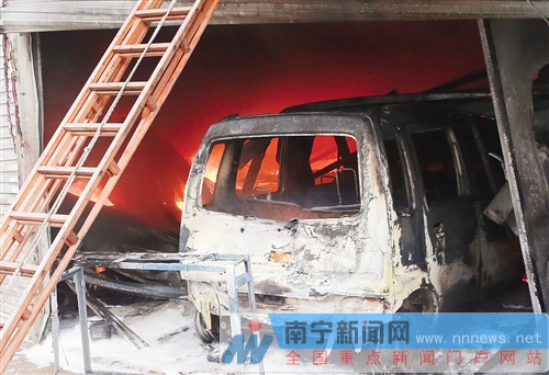 長堽路汽修店大火現(xiàn)場觸目驚心 14輛車被燒剩鐵殼