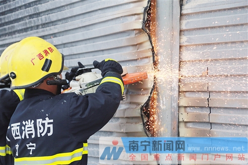 長堽路汽修店大火現(xiàn)場觸目驚心 14輛車被燒剩鐵殼