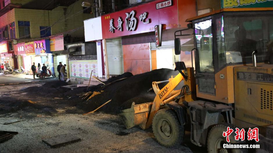 瀝青運(yùn)輸車側(cè)翻 瀝青傾倒街邊小孩遭到掩埋