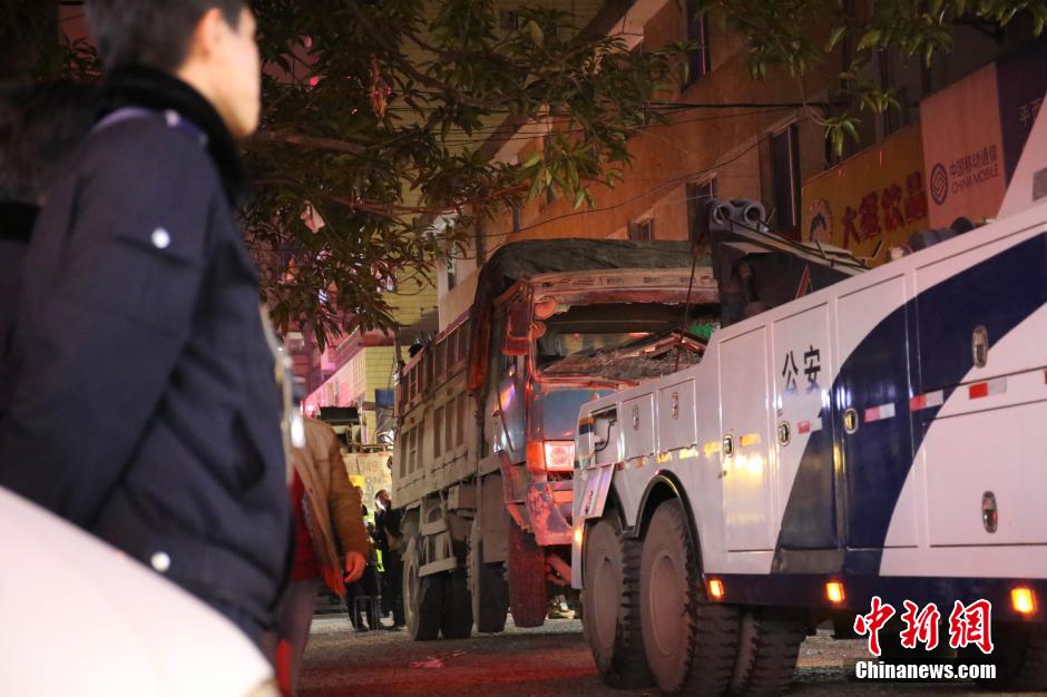 瀝青運(yùn)輸車側(cè)翻 瀝青傾倒街邊小孩遭到掩埋