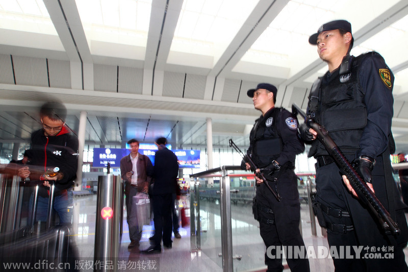 廣西鐵路公安特警全警上崗護(hù)航春運(yùn)