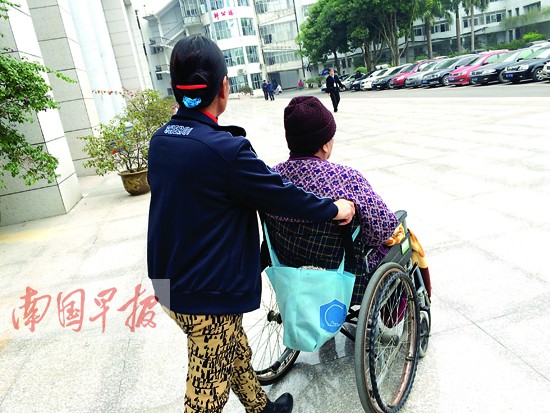 陪護(hù)要3000元紅包給不給？ 陪護(hù)：辛苦付出要回報(bào)