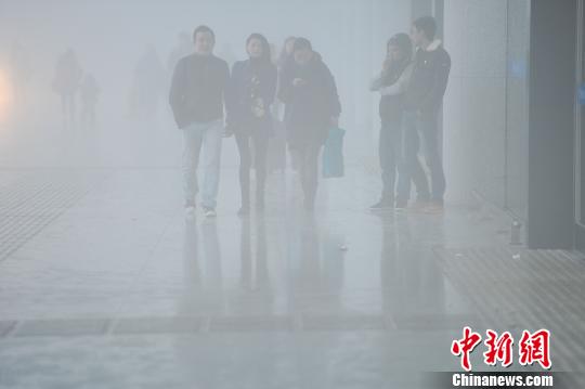 廣西大部出現(xiàn)濃霧 多趟航班動車延誤晚點(圖)