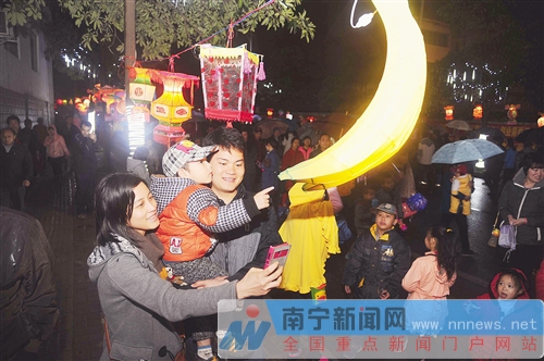 南寧市民冒雨鬧元宵 菠蘿嶺千盞花燈點(diǎn)亮商業(yè)長(zhǎng)街