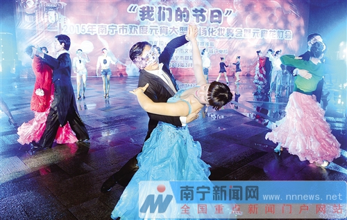 南寧市民冒雨鬧元宵 菠蘿嶺千盞花燈點(diǎn)亮商業(yè)長(zhǎng)街