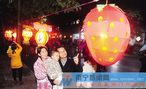 南寧市民冒雨鬧元宵 菠蘿嶺千盞花燈點(diǎn)亮商業(yè)長(zhǎng)街
