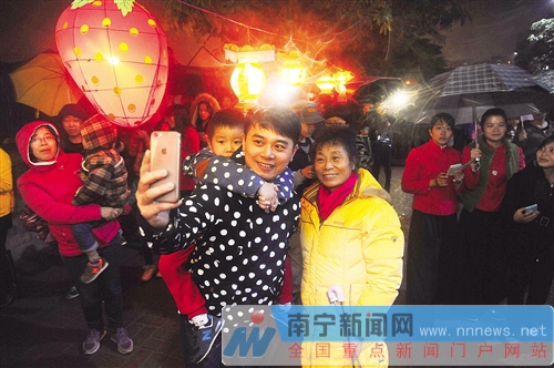 南寧市民冒雨鬧元宵 菠蘿嶺千盞花燈點(diǎn)亮商業(yè)長(zhǎng)街