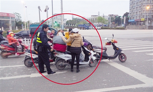 險(xiǎn)！女子騎車摔倒轉(zhuǎn)彎處 幸！民警緊急攔停后方大巴