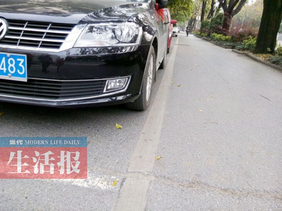 司機坐車?yán)锎蝽镆脖毁N單 快來看哪種停車會被貼單