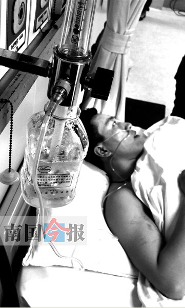 兩民警徒手勇斗鐮刀搶匪 成功擒匪后負(fù)傷虛脫暈倒