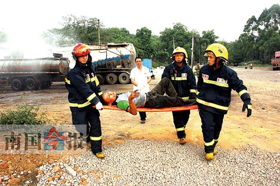 加油站旁槽罐車突發(fā)爆炸 3人從車頂震落受傷(圖)