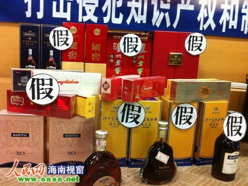 大批假冒國(guó)際名牌商品被海南警方繳獲（圖）