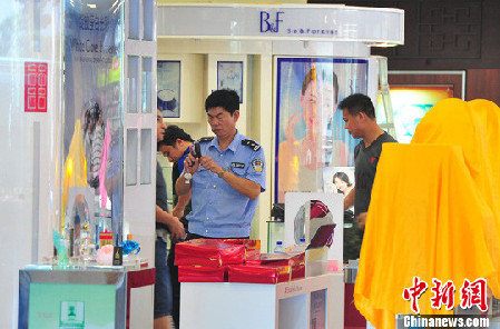 海南離境退稅定點商店發(fā)生持槍盜竊案(組圖)