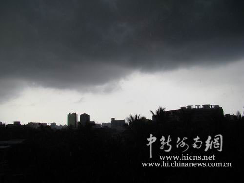 烏云壓頂椰城 ?？诒┯陜A盆