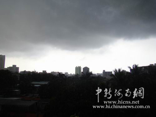 烏云壓頂椰城 ?？诒┯陜A盆
