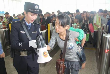 綻放在?？跂|環(huán)高鐵的警花