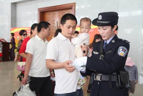 綻放在?？跂|環(huán)高鐵的警花