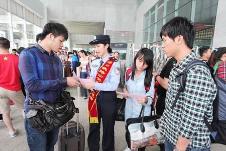 ?？诨疖嚃|站制指路傳單 方便旅客乘車出行（圖）