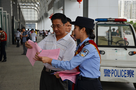 ?？诨疖嚃|站制指路傳單 方便旅客乘車出行（圖）