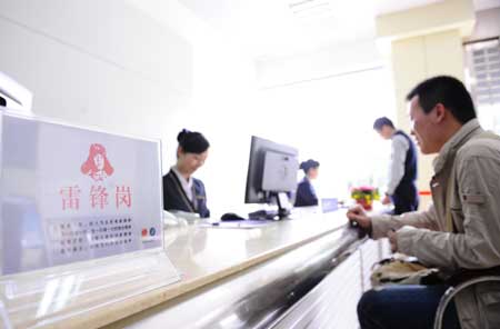 全國(guó)學(xué)雷鋒日即將來(lái)臨 南航開(kāi)設(shè)“雷鋒崗”標(biāo)兵服務(wù)站