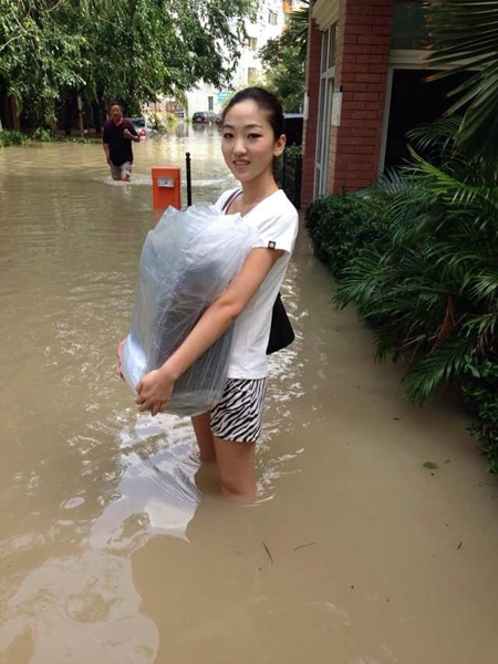 強臺風“海燕”肆虐三亞 南航空姐涉水執(zhí)行航班任務（圖）