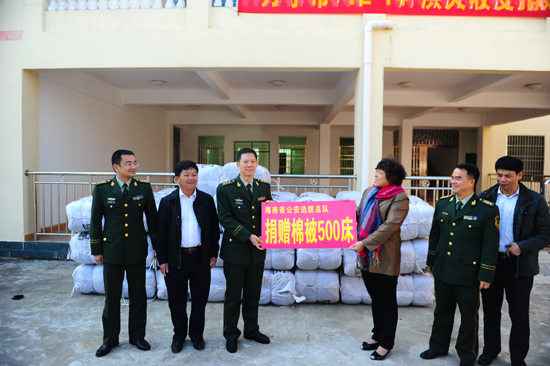 萬寧災(zāi)區(qū)寒冬棉被緊缺 海南邊防急調(diào)500床棉被贈(zèng)群眾