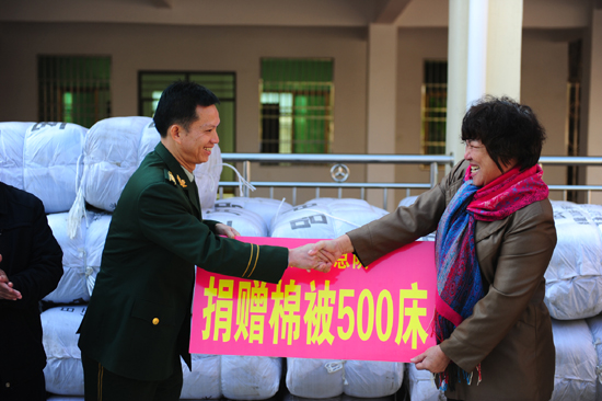 萬寧災(zāi)區(qū)寒冬棉被緊缺 海南邊防急調(diào)500床棉被贈(zèng)群眾
