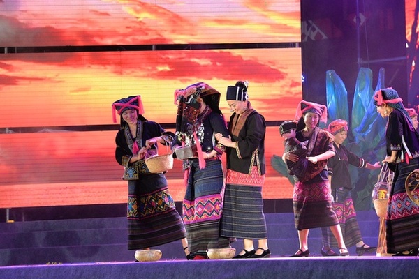 2014年海南“三月三”開幕式晚會(huì)五指山市開演