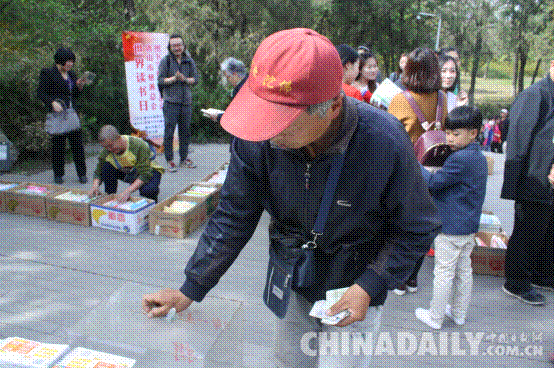 唐山慈善總會(huì)攜手愛(ài)心團(tuán)隊(duì)在鳳凰山舉行義賣活動(dòng)