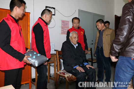 石市愛心人士走進(jìn)無極溫暖孤寡老人送按摩器40臺