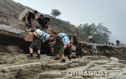 穿迷彩的“挑山工”：徒步80里挺近“孤島村”送去救援物資