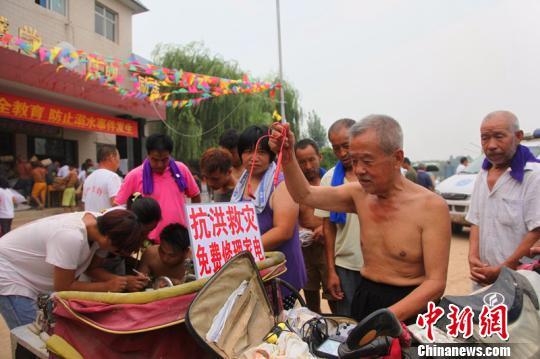 保定66歲老人邢臺(tái)災(zāi)區(qū)義務(wù)修電器 曾21次參加救災(zāi)