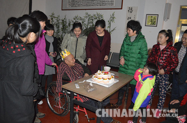 元宵節(jié)前夕 石市愛心人士走進(jìn)敬老院慰問