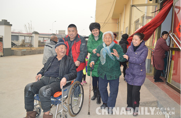 元宵節(jié)前夕 石市愛心人士走進(jìn)敬老院慰問