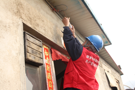 秦皇島團(tuán)市委駐青龍縣精準(zhǔn)脫貧工作組開展“精準(zhǔn)脫貧 志愿先行”活動(dòng)