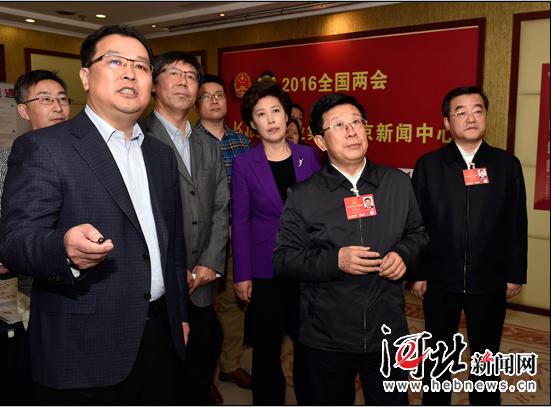 趙克志張慶偉看望參加全國(guó)兩會(huì)報(bào)道的新聞工作者