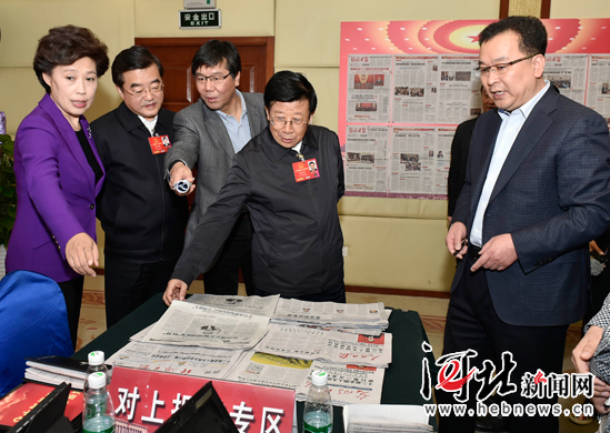 趙克志張慶偉看望參加全國(guó)兩會(huì)報(bào)道的新聞工作者