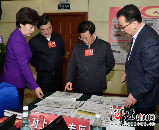 趙克志張慶偉看望參加全國(guó)兩會(huì)報(bào)道的新聞工作者